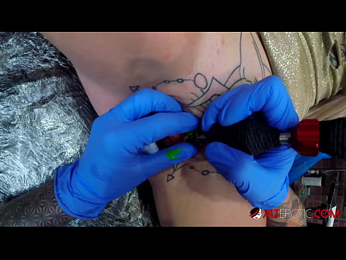 ❤️ Keçika pir tattookirî Sully Savage tattooek li ser klîtorê xwe kir. Vîdyoya anal li me ❌